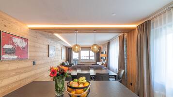 LÀgenhet Comfort | Vardagsrum | 108-tums platt-tv med kabelkanaler, tv och golvvÀrme