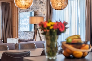 Condo conforto | Área de estar | TV de tela plana 108 polegadas com canais a cabo, TV, pisos aquecidos