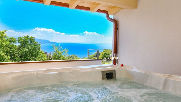 A hot tub with a view of the sea and trees. - Le Casette - Leccino with lake view, pool and private Jacuzzi (Toscolano-Maderno)