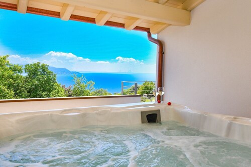 Le Casette - Leccino with lake view, pool and private Jacuzzi