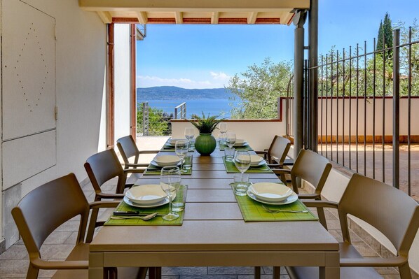 Outdoor dining - Le Casette - Casaliva with pool and lake view (Toscolano-Maderno)