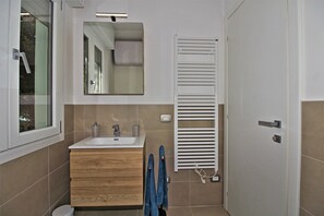 Douche, sèche-cheveux, serviettes fournies
