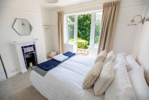 3 bedrooms, in-room safe, iron/ironing board, travel cot