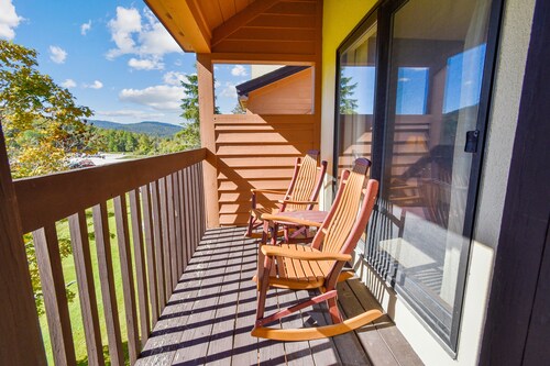 Pico F305 Ski right to the lifts at Pico Vaulted ceilings Light and Bright. Fitness Center and Pool access.