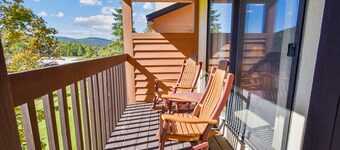 Pico F305 Ski right to the lifts at Pico Vaulted ceilings Light and Bright. Fitness Center and Pool access.