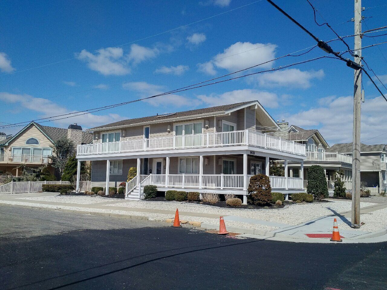 WELL KEPT HOME WITH GREAT OCEAN VIEWS FROM THE 2ND FLOOR DECK. LARGE COMFORTABLE UPSIDE-DOWN HOME LOCATED  JUST THE 4TH FROM THE BEACH WITH 6 BEDROOMS.