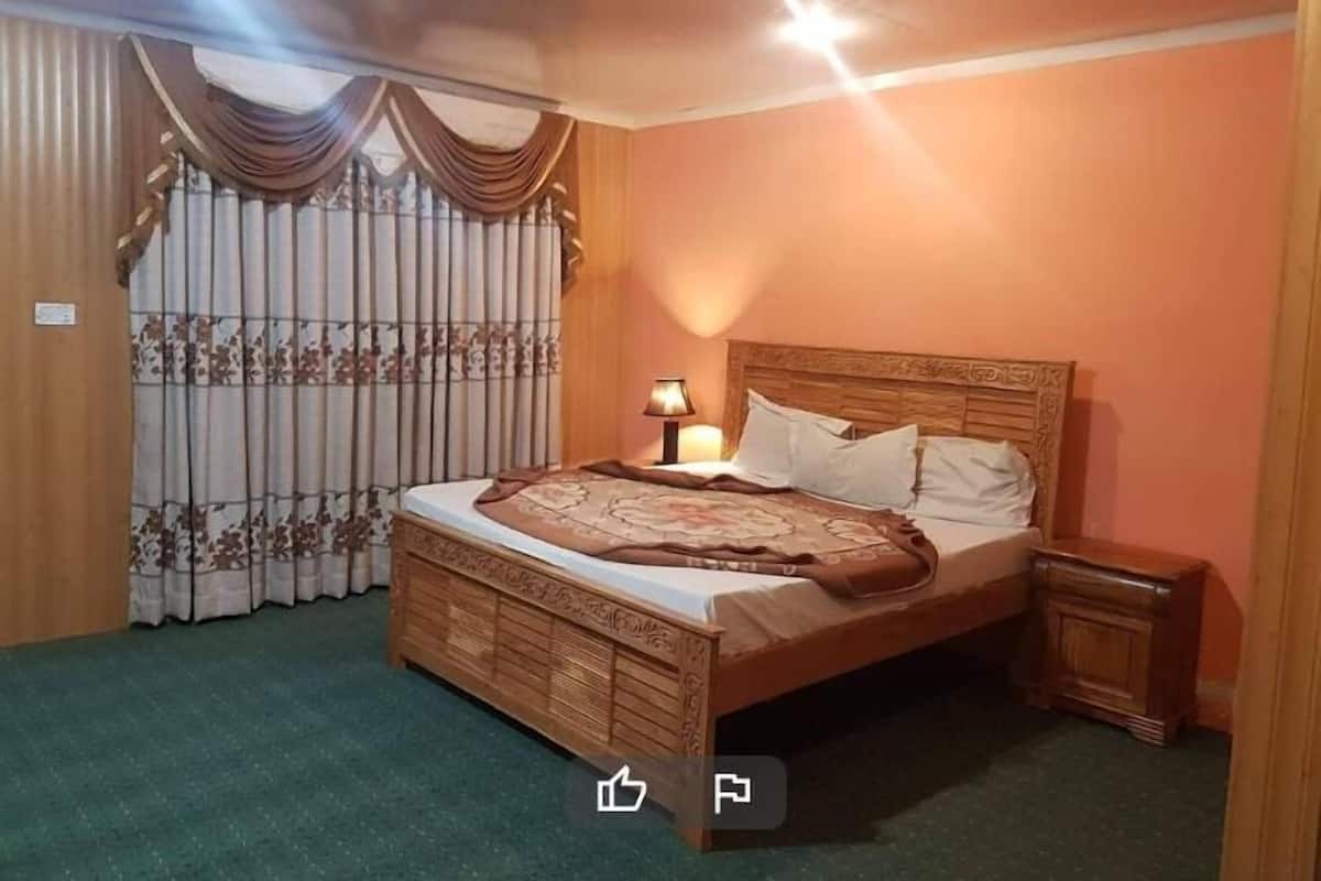 Quarto casal luxo | Ferros/tábuas de passar roupa, Wi-Fi de cortesia