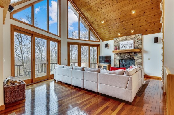 Smart TV, fireplace, DVD player, foosball - Beautiful and Well Appointed Mountain House! Steps to Dew Drop Ski Trail! (Canaan Valley)