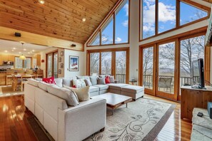 Smart TV, fireplace, DVD player, foosball - Beautiful and Well Appointed Mountain House! Steps to Dew Drop Ski Trail! (Canaan Valley)