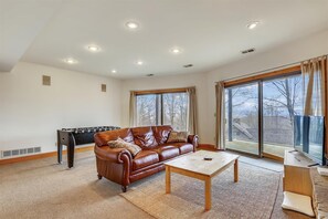 Smart TV, fireplace, DVD player, table football - Beautiful and Well Appointed Mountain House! Steps to Dew Drop Ski Trail! (Canaan Valley)