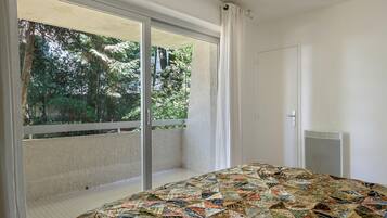 2 bedrooms, iron/ironing board, free WiFi