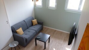 Apartment, 1 Bedroom, Kitchen (Vert) | Living room | 80-cm flat-screen TV with digital channels, TV - Le 232 - Logements (Chasseneuil-du-Poitou)