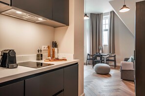 Suite XL with balcony | Private kitchen | Electric kettle - Limehome Den Haag Keizerstraat (The Hague)
