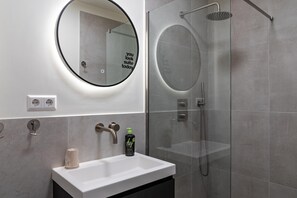 Suite XL with separate kitchen | Bathroom | Shower, towels - Limehome Den Haag Keizerstraat (The Hague)