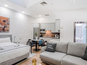สตูดิโอ, เตียงควีนไซส์ 1 เตียง และโซฟาเบด (limehome Madrid Ramón | Studio ) | บริเวณนั่งเล่น | สมาร์ททีวี 50 นิ้ว พร้อมช่องดาวเทียม, ทีวี