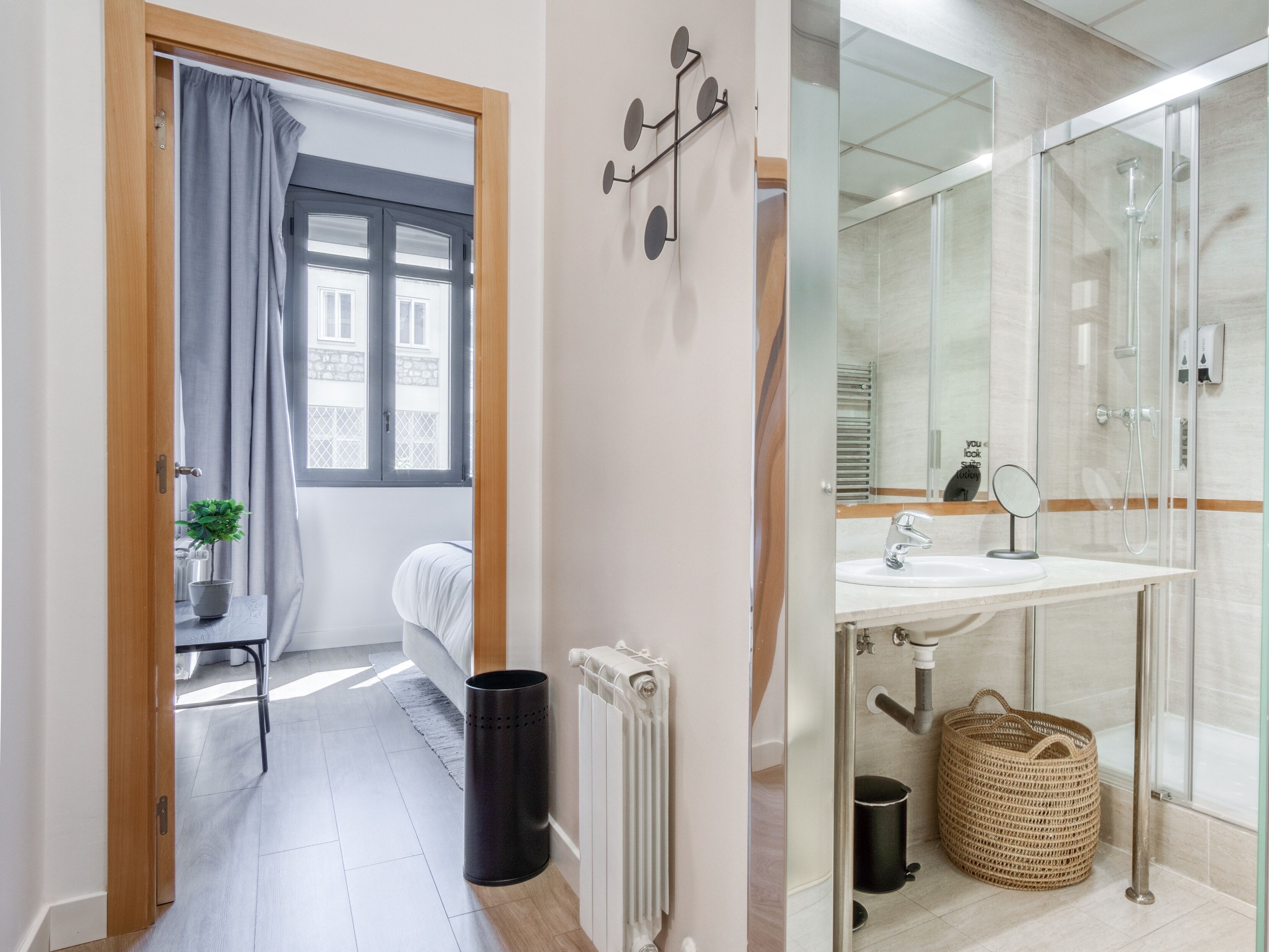 Appartement, 1 slaapkamer (L) | Badkamer | Een douche, milieuvriendelijke toiletartikelen, handdoeken