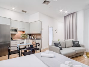 Studio - Skylight Window | Private kitchen | Fridge, coffee/tea maker, electric kettle - Limehome Madrid Calle de Don Ramón de la Cruz (Madrid)