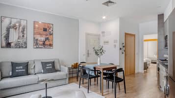 Apartament, 1 llit de matrimoni i sofà llit (limehome Madrid Ramón | Studio disabi) | Sala d'estar | Televisor intel·ligent de 50 polzades amb canals per satèl·lit
