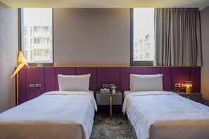 مكتب ومساحة عمل للكمبيوتر المحمول وستائر تعتيم وتجهيزات عازلة للصوت