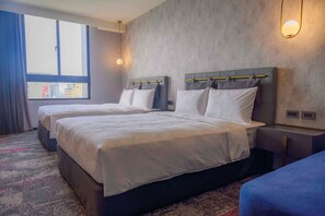 Standard-Vierbettzimmer | Schreibtisch, laptopgeeigneter Arbeitsplatz, Verdunkelungsvorhänge