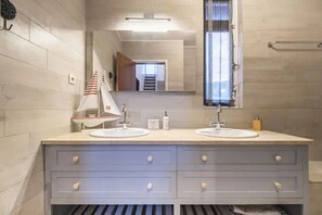 Shower, hair dryer, bidet - VIRTUES :) (funchal)