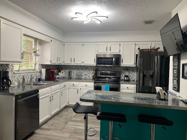 Microwave, dishwasher, coffee/tea maker, cookware/dishes/utensils