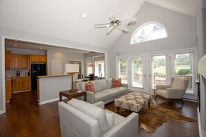 TV connectée, cheminée, livres