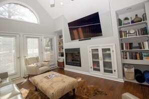 Smart TV, chimenea, libros