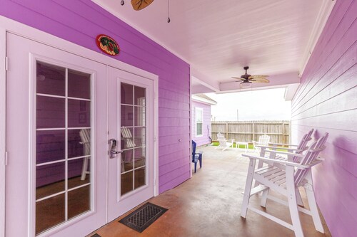 Coastal Cottage Getaway | Pool & Beach Nearby
