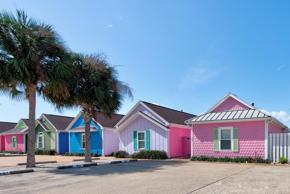 A row of colorful houses with a clear sky. - Coastal Cottage Getaway | Pool & Beach Nearby (Corpus Christi)
