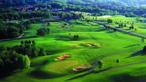 Un campo de golf con numerosos búnkeres y un fairway bien cuidado.