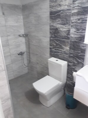Shower, rainfall showerhead, slippers, towels - Asos Troas Otel (Ayvacik)