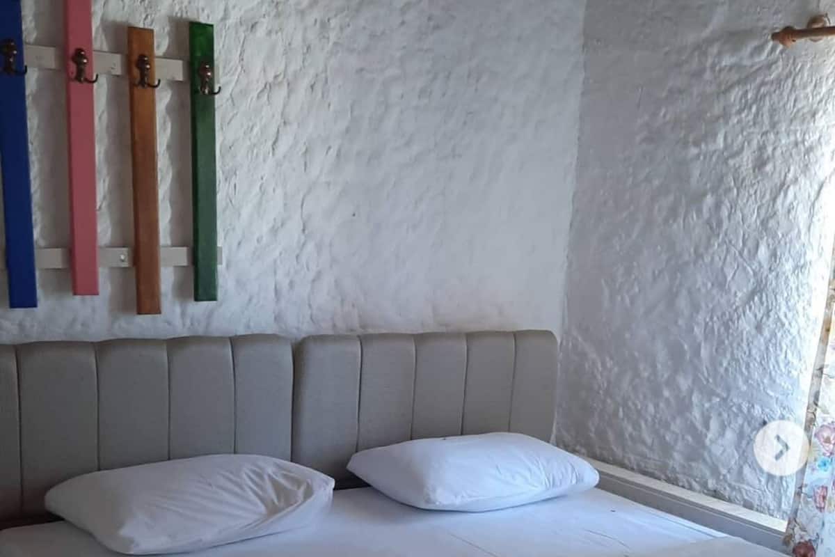 Room | Blackout drapes, soundproofing, free WiFi, bed sheets