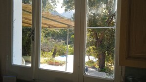 Ein Zimmer mit Blick auf einen Garten durch ein Fenster.