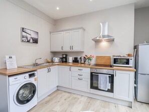 Cottage | Private kitchen | Fridge, electric kettle, toaster, cookware/dishes/utensils - 24 Baxtergate (Whitby)