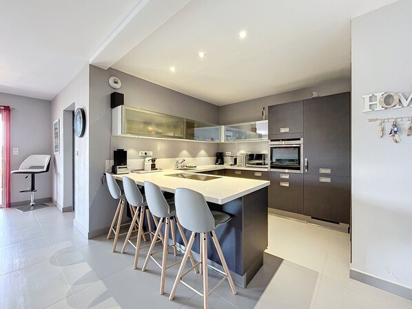 Fridge, microwave, oven, dishwasher - Elegant Design Apt With Balcony And Pool (Porto-Vecchio)
