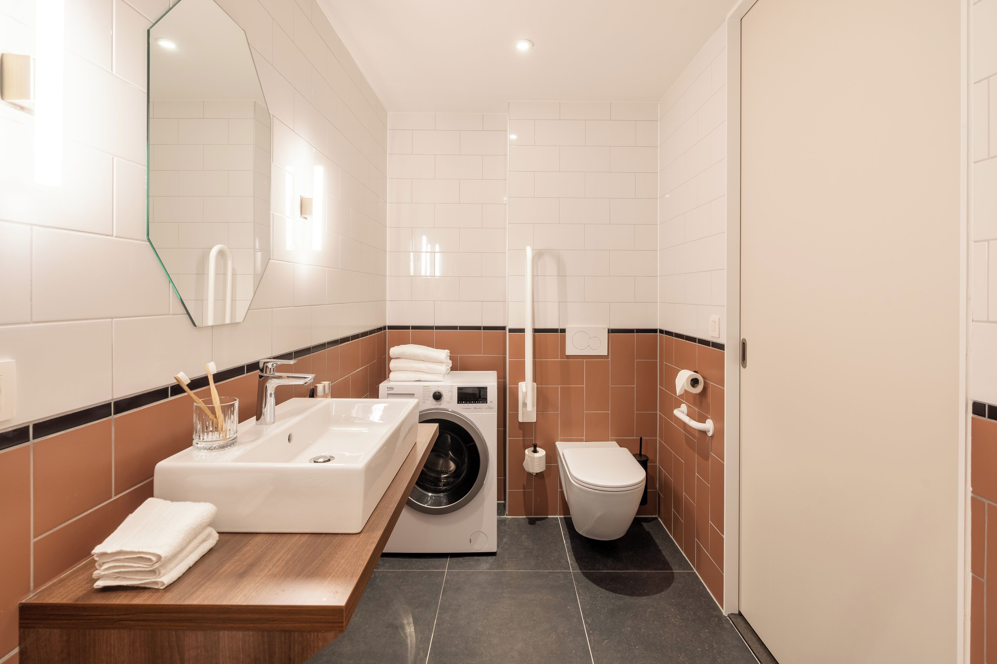 Dusche, kostenlose Toilettenartikel, Haartrockner, Handtücher