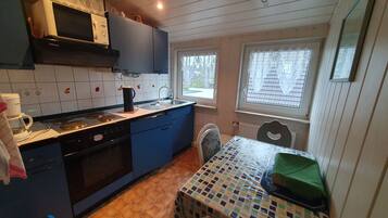 Jääkaappi, mikroaaltouuni, uuni