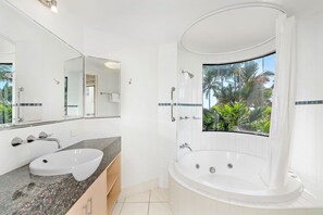 Combined shower/tub, hair dryer, towels