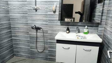 Regadera, bidet, papel de baño