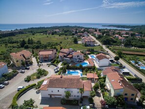 Exterior - Well-kept garden with pool and barbecue, air conditioning, close to the beach (Poreč)
