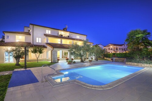 Well-kept garden with pool and barbecue, air conditioning, close to the beach