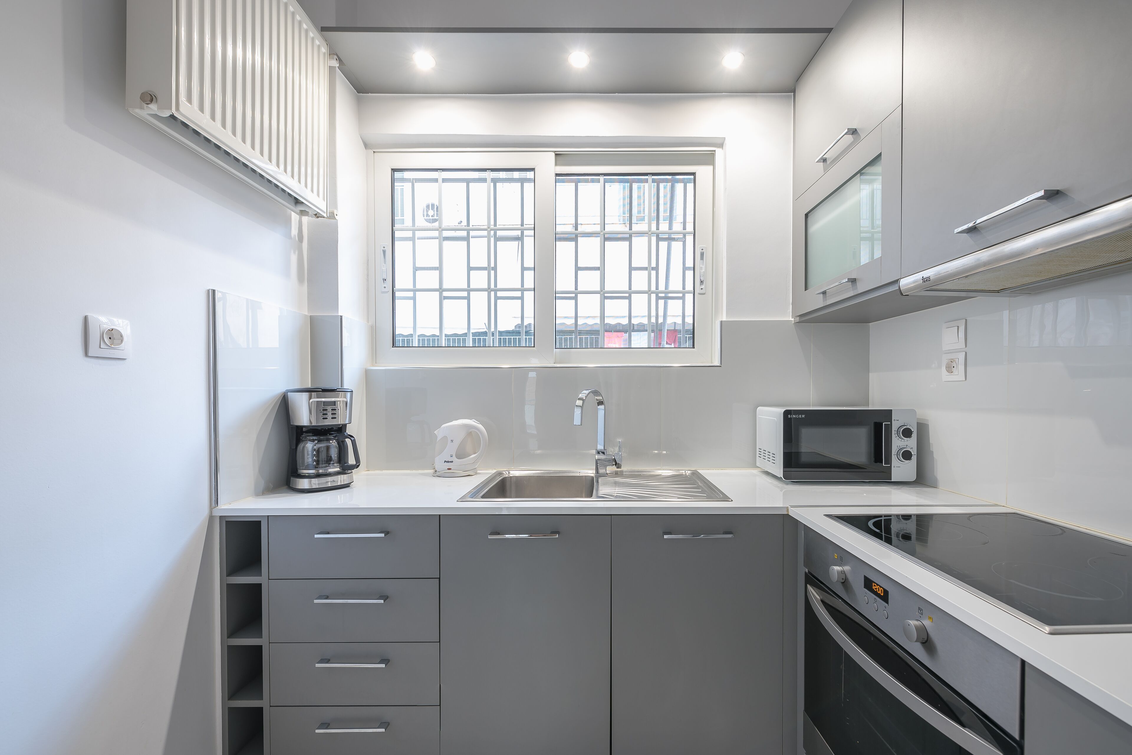 City Apartment | Private kitchen | Full-size fridge, microwave, oven, stovetop