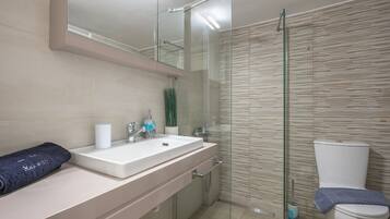 City Apartment | Bathroom | Shower, hair dryer, towels, soap