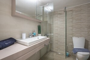 City Apartment | Bathroom | Shower, hair dryer, towels, soap