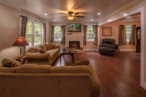 Smart TV, fireplace - Log Cabin Castle (Boone)