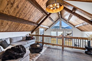 Smart TV, fireplace, stereo - Slice of Heaven just steps from Lake Estes! Indoor/Outdoor Fireplace and Jacuzzi (Estes Park)