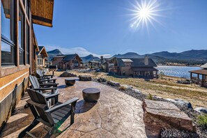 Terrace/patio - Slice of Heaven just steps from Lake Estes! Indoor/Outdoor Fireplace and Jacuzzi (Estes Park)