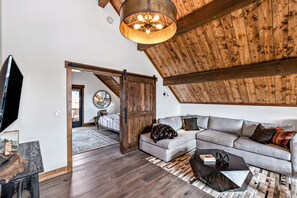 Smart TV, fireplace, stereo
