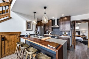 Fridge, microwave, oven, stovetop - Slice of Heaven just steps from Lake Estes! Indoor/Outdoor Fireplace and Jacuzzi (Estes Park)